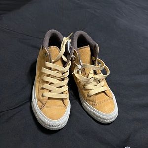 Converse Chuck Taylor kids sneakers in high top size 1….never worn